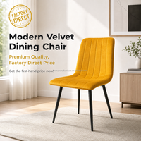 Chaise de salle à manger rembourrée jaune doré avec dossier et assise capitonnés à cannelures verticales, pieds coniques noirs pour restaurant et hôtel