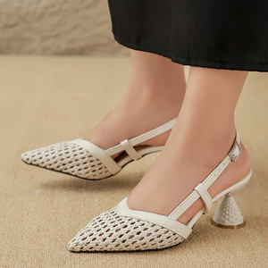 Sandalias de tacón medio con punta, diseño hueco, correa tejida, de una sola tira, punta cerrada, para mujer, en negro y blanco, para las cuatro estaciones. - Product Image 3