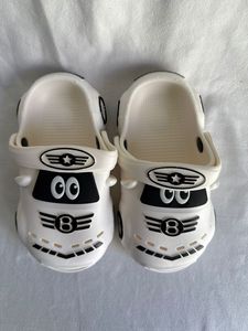 Pantoufles de voiture en PVC blanc à motif de dessin animé avec semelle EVA rembourrée pour femmes, toutes saisons, à porter à la maison - Product Image 5