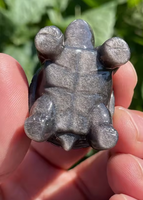 Sculpture de tortue en obsidienne argentée de forme libre, mini tortue en cristal sculptée à la main, porte-bonheur pour le bureau, vente en gros