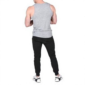 เสื้อกล้ามผู้ชายสีเทาแขนกุดคอกลมลำลองระบายอากาศได้ดีถักนิตติ้งสีพื้นชุดออกกำลังกาย - Product Image 2