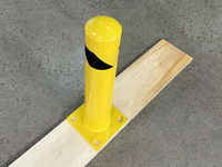 Bollard anti-collision en acier thermolaqué jaune avec indice d'impact et de protection élevé pour usage industriel en entrepôt