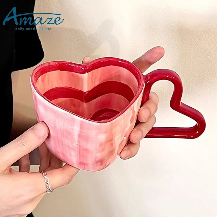 कस्टम हैंड पेंटिंग स्ट्रिप दिल का आकार चाय मग कस्टम रंग रचनात्मक सिरेमिक कॉफी मग