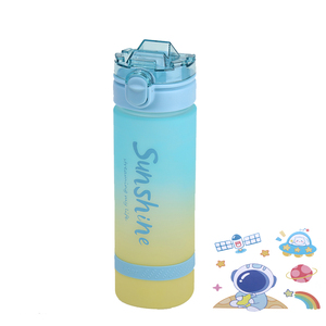 Bouteille d'eau pour enfants avec paille et autocollants de dessin animé Couleurs dégradées Type de paille Bouteille d'eau pour enfants Bouteille de boisson en gros 620ml - Product Image 2