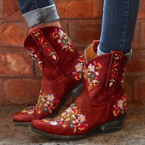 Botas de invierno retro de tacón grueso y punta puntiaguda para mujer, estilo western, bordadas, a media pantorrilla, antideslizantes, de moda casual. - Product Image 2