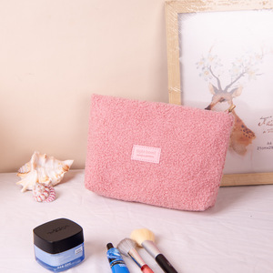 Sac de toilette en peluche, style nordique, 25 ans, nouveau, portable, pour produits de soin de la peau, rangement de produits de toilette, hiver, étudiant, commerce extérieur - Product Image 2
