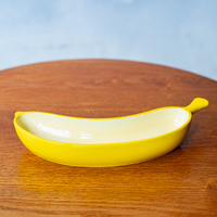 Assiette de service créative en porcelaine écologique en forme de banane, avec motif de fruits en relief, pour une présentation alimentaire unique