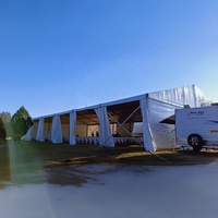 Grande Tente d'Événement à Structure en Aluminium à Portée Large avec Couverture en PVC, Fenêtres de Style Église, pour Location Extérieure Mariages et Fêtes
