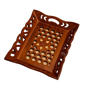 Plateau décoratif en bois fait main moderne, rectangulaire, design géométrique en nid d'abeille, style rustique, avec poignée, par UO INDIA - Product Image 1