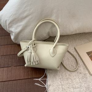 Bolso Tote de Mujer Vintage de Gamuza PU con Cierre de Cremallera y Borlas Decorativas, Bolso de Mano 2 en 1 para Uso Diario Casual y Elegante - Product Image 6