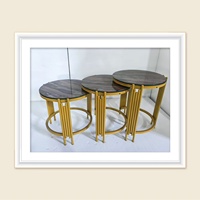 Ensemble de trois tables basses avec motif marbré, design nordique, structure en métal, grandes et petites tables à thé, espace de rangement, démontables