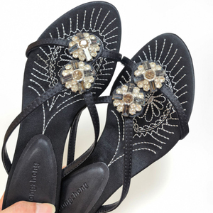 Sandalias de tacón <span class=keywords><strong>bajo</strong></span> tipo mule de satén azul pavo real con adornos de diamantes de imitación esmeralda y detalles dorados para mujer, ideales para banquetes. - Product Image 5