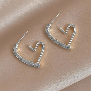 Orecchini a perno con zirconi a forma di cuore aperto, gioielli da donna dolci ed eleganti, regalo per l'uso quotidiano - Product Image 6