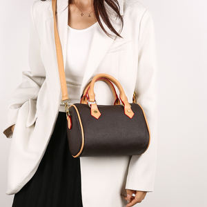 Sac à dos décontracté de luxe pour femme en PU, forme Boston, avec chaînes élégantes et décorations imprimées - Product Image 3