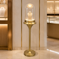 Vitrine à bijoux autoportante de luxe moderne avec miroir arqué en verre, cadre doré et éclairage LED focalisé – Qualité professionnelle