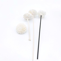 Bâtonnet diffuseur d'huiles essentielles en fibre noire de 3 mm avec fleur en bois de sola blanc naturel de 4,5 cm