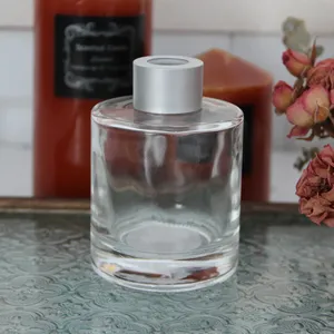 批发流行设计圆形120毫升玻璃香薰瓶家用香味扩散器罐精油瓶带螺旋盖