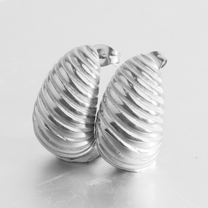 Pendientes Geométricos de Acero Inoxidable Chapados en Oro de 18k, Diseño Moderno, Joyería de Moda, Pendientes de Aro Gruesos en Forma de C para Mujer - Product Image 3