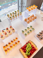 Vitrine de présentation de desserts en acrylique moderne et personnalisée de haute qualité pour gâteaux, hôtels, restaurants, buffets alimentaires