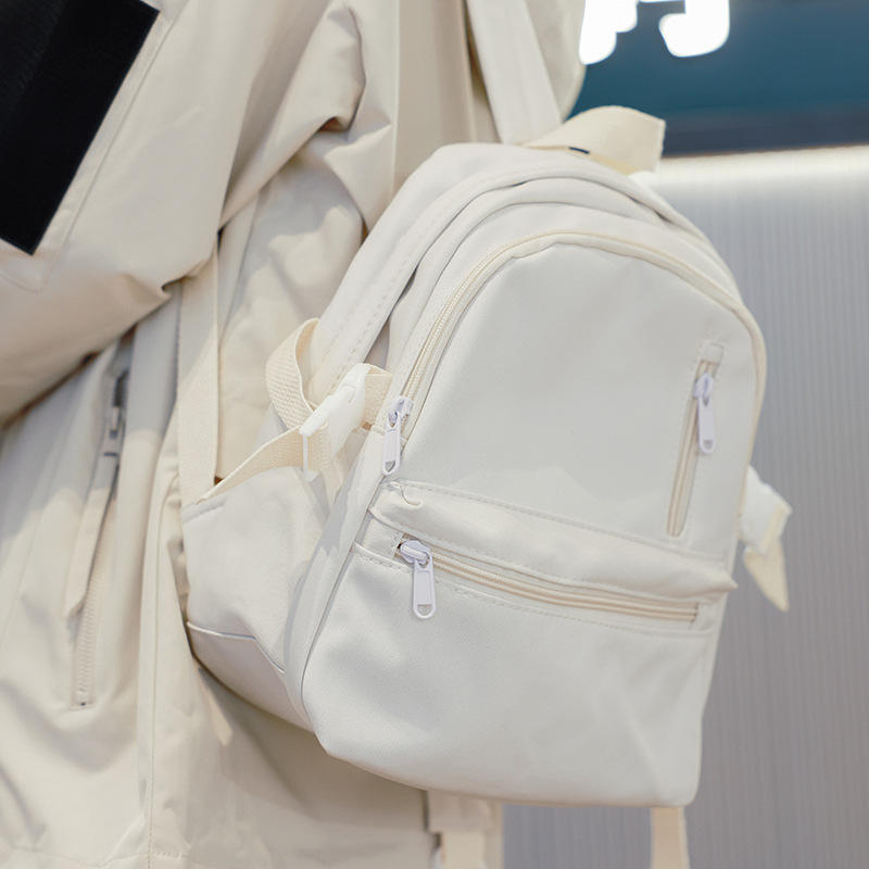 กระเป๋าใบเดียวสีขาวไม่มีอุปกรณ์