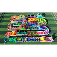 Parc de jeux gonflable massif avec parcours d'obstacles, toboggan, mur d'escalade, labyrinthe, jeu de boule de démolition, terrain de jeu pour la location, team building