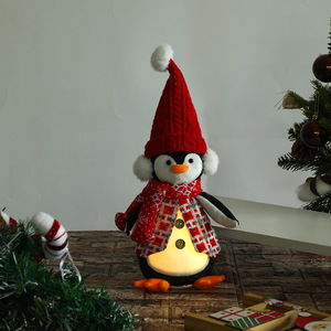 Nouvelles décorations <span class=keywords><strong>de</strong></span> Noël lumineuses <span class=keywords><strong>de</strong></span> haute qualité 2025 : Ornements pingouins et gnomes, poupées en tricot <span class=keywords><strong>avec</strong></span> bonnets <span class=keywords><strong>de</strong></span> Père Noël, couronnes <span class=keywords><strong>de</strong></span> pingouins - Product Image 5