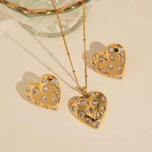 Ensemble de bijoux de mariage personnalisé en acier inoxydable plaqué or 18 carats avec boucles d'oreilles et collier en zircon en forme de cœur pour femmes - Product Image 2