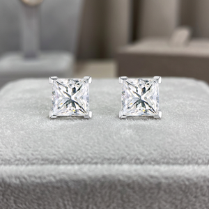 Boucles d'oreilles classiques en or blanc 18 carats, diamants de laboratoire taille princesse, plaqué rhodium 2 g, cadeau unisexe - Product Image 1