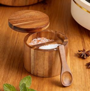 El popular contenedor giratorio para especias de madera de ciprés es adecuado para usar en cocinas domésticas para cocinar. - Product Image 1