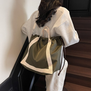 Sac à bandoulière vintage marron avec cordon de serrage et sangle blanche, en tissu légèrement résistant à l'eau, pour homme et femme, idéal pour le yoga, la natation et les trajets quotidiens - Product Image 6