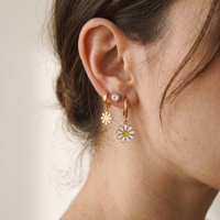 QIAOREN 14488 Pack de boucles d'oreilles pendantes en acier inoxydable émaillé motif marguerite à pompon, boucles d'oreilles créoles multi-styles dorées
