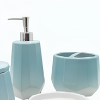 Ensemble d'accessoires de salle de bain en céramique verte 5 pièces, comprenant un vase de table et un vase de sol, et des distributeurs de savon uniques en résine avec finition mate transparente