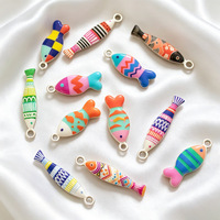 H0928 Ciondoli a forma di pesce in acciaio inossidabile con smalto colorato, a righe brillanti, piccoli pendenti a forma di pesce oceanico per gioielli fai da te, per collane e bracciali