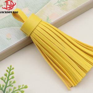 Porte-clés artisanal durable en PU fantaisie avec pompons et franges dorées classiques pour voiture, cheveux ou sac - Product Image 2