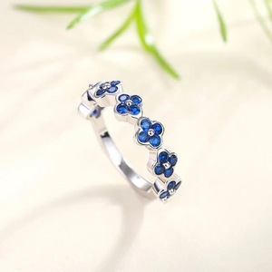 Anello con Fiore di Trifoglio Portafortuna Blu per Donne, Elegante Accessorio Floreale per Uso Quotidiano - Product Image 2