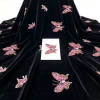 Tissu en velours noir avec broderie papillon en sequins roses, matériau en velours brodé perlé de luxe