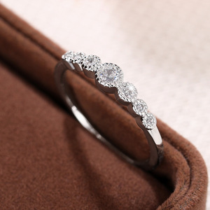 Anello Minimalista Sottile dal Design Elegante e Moderno, Accessorio per Feste, Ufficio e Outfit Quotidiani - Product Image 5