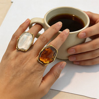 Vintage Unregelmäßiger Harzring Edelstahl Vergoldet Großer Ovaler Bernstein Weißer Harz Breiter Bandring für Damen