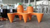 Bancs de loisirs en forme de carotte Y389, fabriqués en FRP durable haute résistance, idéaux pour les jardins familiaux, les écoles maternelles, les cafés et la détente.