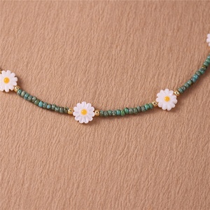 Exquisito <span class=keywords><strong>Collar</strong></span> de Cuentas de Concha Grabadas con Diseño de Flor de Margarita, Gargantilla Boho Simple para Mujer, Joyería al por Mayor - Product Image 3