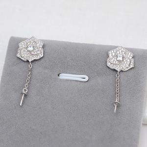 ต่างหูเงินแท้ S925 แบบหนีบ สไตล์พระจันทร์ ประดับมุก 3-6 เม็ด สำหรับผู้หญิง ไม่มีรูหู แฟชั่นอินเทรนด์ รุ่น 1119 - Product Image 4