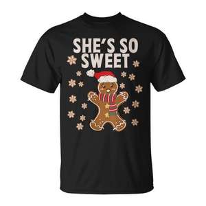 T-shirt de Noël pour couple avec motif de bonhomme en pain d'épices « She's So Sweet » - Product Image 1