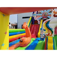 Grand parc gonflable de grande capacité pour les aires de jeux d'aventure et les lieux de divertissement familial à fort trafic