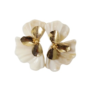 ER2601-23NG ต่างหูแบบติดหูดีไซน์เปลือกหอยลายดอกไม้ชุบทองวินเทจ - Product Image 1
