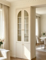 Bibliothèque de style français sur mesure, armoire de présentation intégrée blanc crème avec portes en verre cintrées et armoires de rangement solides