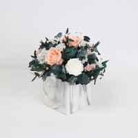 Articles de décoration intérieure avec logo personnalisé, roses éternelles conservées à jamais, bouquet de fleurs et plantes dans un vase en résine à texture marbrée