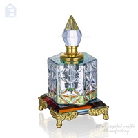 Pyramide arabe personnalisée K9 bouteilles de parfum en verre de cristal imprimé UV en forme de triangle pour les cadeaux des femmes et la décoration intérieure