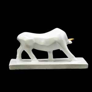 Sculpture de taureau blanc artisanale moderne avec accents dorés sur les cornes, pièce d'art en céramique minimaliste pour la décoration d'étagères de maison ou de bureau de luxe. - Product Image 2