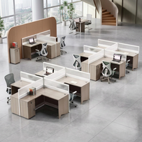 Poste de travail moderne avec cloison pour 4 à 6 personnes