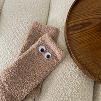Chaussettes d'hiver en gros pour femmes et filles, douces, en peluche, confortables et chaudes, chaussettes de sommeil, design 3D yeux bouffis de dessin animé, chaussettes de sol épaisses et moelleuses